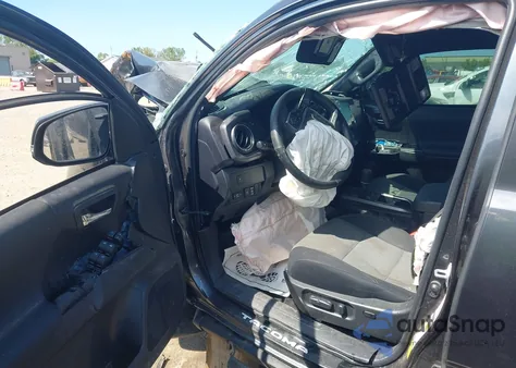 2023 Toyota Tacoma Trd Off Road z USA, uszkodzony, nr VIN 3TMCZ5AN1PM575595